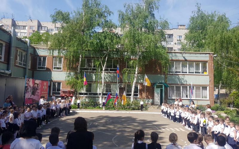 Торжественная линейка по поднятию флагов в ДОО.